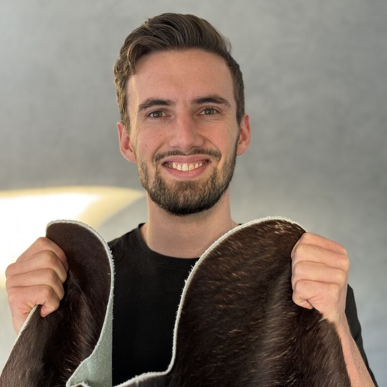 Camiel avec un tapis en peau de vache